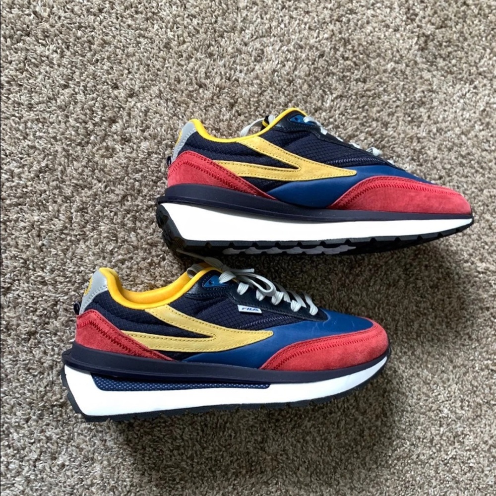 FILA Renno style athletic/tennis shoes mens size 8 retro